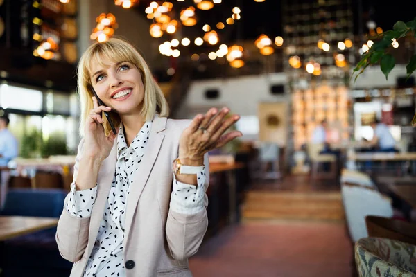 Mulher Negócios Atender Telefone Com Sorriso Recebendo Boas Notícias — Fotografia de Stock