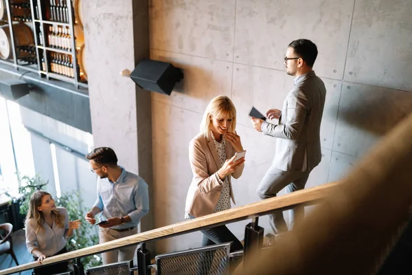 Grupo Empresarios Caminando Subiendo Escaleras Edificio Oficinas — Foto de Stock