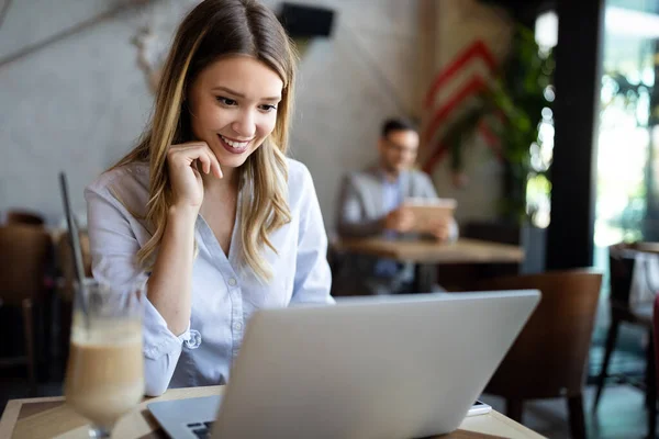 Porträt Einer Fröhlichen Jungen Geschäftsfrau Die Laptop Arbeitet — Stockfoto