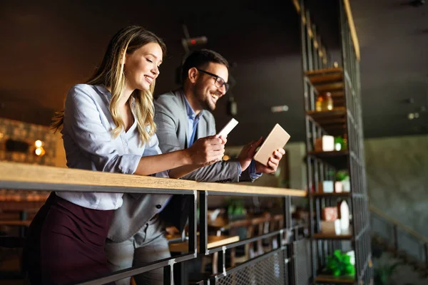 Jóvenes Empresarios Divirtiéndose Charlando Oficina Del Lugar Trabajo — Foto de Stock