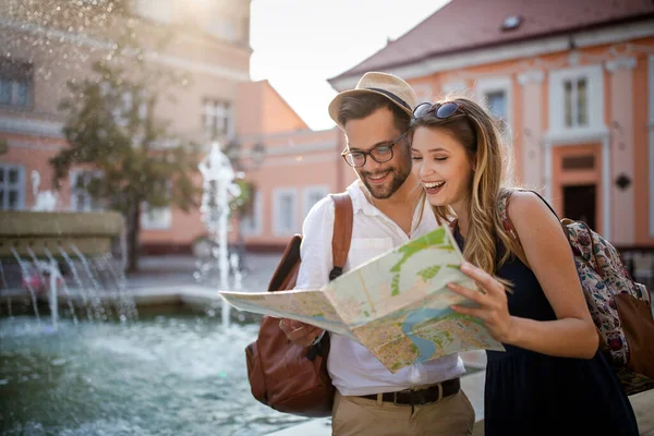 Summer Holidays Dating Tourism Concept Smiling Couple Map City — Stock Photo, Image