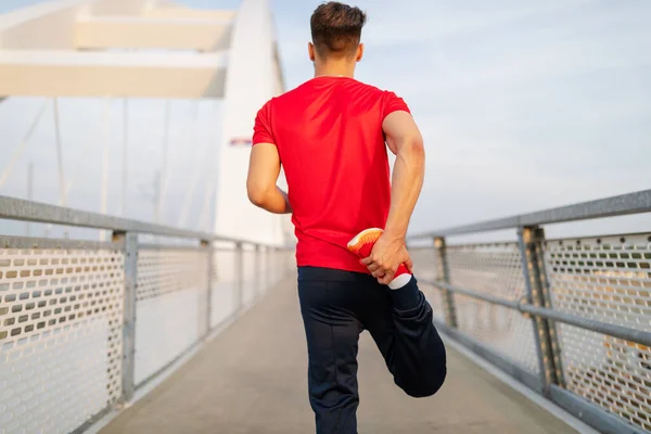 Guapo Forma Joven Hombre Calentamiento Antes Trotar Aire Libre — Foto de Stock