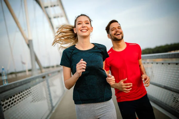 一对体育夫妇 青少年男女在户外慢跑 过着健康的生活 — 图库照片