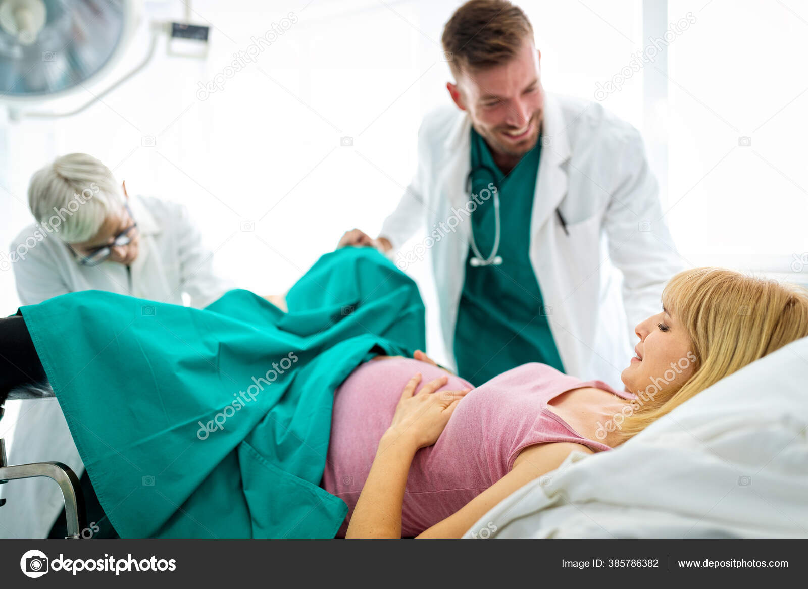 Роды детей в больнице. Женщина на родильном столе.