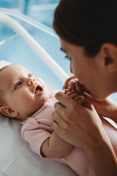 Retrato Adorable Niña Recién Nacida Sonriente — Foto de Stock