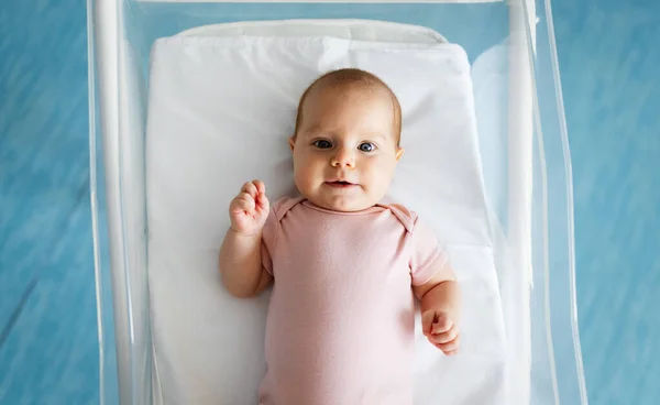 Bonito Bebê Recém Nascido Menina Deitada Cama — Fotografia de Stock