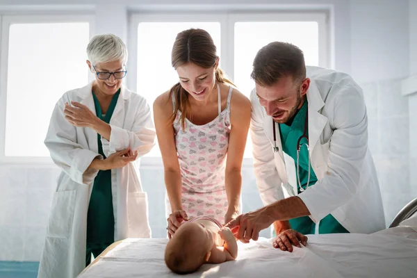 Medici Pediatri Che Esaminano Piccolo Bambino Carino Clinica — Foto Stock