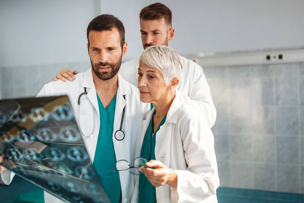 Bir Grup Doktor Hastanedeki Röntgenlere Bakarak Hastanın Teşhisini Tartışıyor — Stok fotoğraf