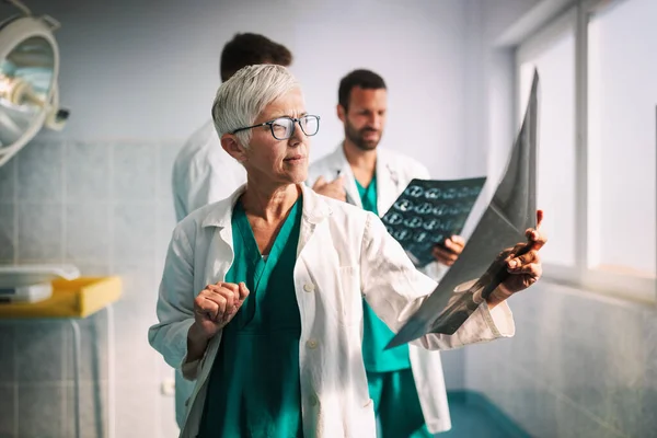 Bir Grup Doktor Teşhis Koymak Için Hastanede Röntgen Sonuçlarını Inceliyor — Stok fotoğraf