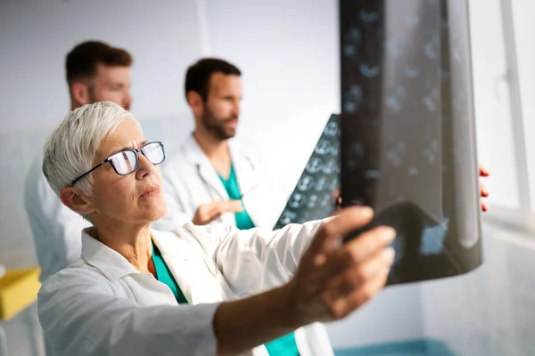 Grupo Médicos Mirando Tomografía Computarizada Hospital Para Hacer Diagnóstico — Foto de Stock