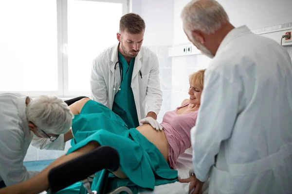 Squadra Medica Ostetrica Che Esamina Una Donna Incinta Ospedale — Foto Stock