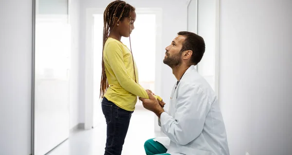 Doktor Pocieszający Wspierający Zmartwioną Młodą Dziewczynę Szpitalu — Zdjęcie stockowe