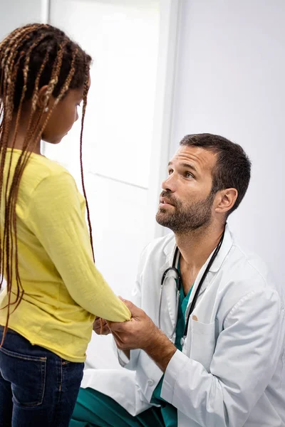 Médico Bonito Conversando Com Uma Menina Triste Hospital Doutor Consolando — Fotografia de Stock