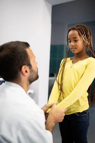 Médico Bonito Conversando Com Uma Menina Triste Hospital Doutor Consolando — Fotografia de Stock