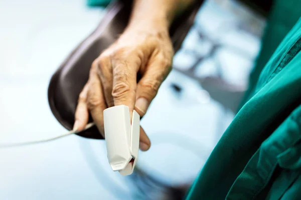 Paciente Com Oxímetro Pulso Dedo Para Monitoramento Durante Cirurgia Hospital — Fotografia de Stock