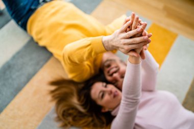 Mutlu kadın ve aşık adam el ele tutuşuyorlar. Güven, sevgi, destek, çift, birlik kavramı