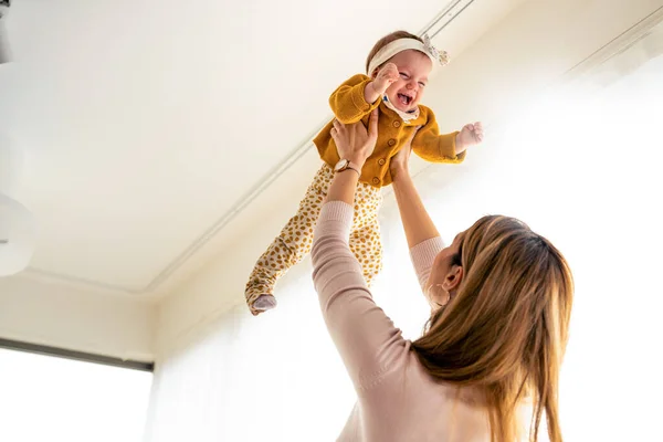 Güzel Mutlu Bir Aile Annesi Bebeği Evde Oynuyor Sarılıyor Öpüşüyor — Stok fotoğraf