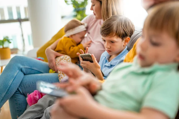 Kinder Die Viel Technik Nutzen Sind Nicht Kreativ — Stockfoto