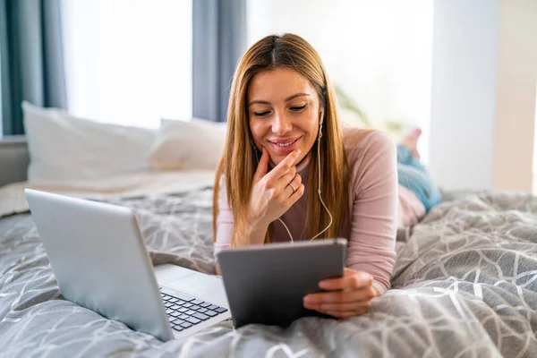 Ευτυχισμένη Γυναίκα Που Χρησιμοποιεί Φορητό Υπολογιστή Tablet Υπολογιστή Στο Σπίτι — Φωτογραφία Αρχείου