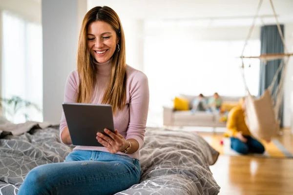 Lächelnde Junge Glückliche Frau Mit Tablette Hause Arbeit Technologie Menschen — Stockfoto