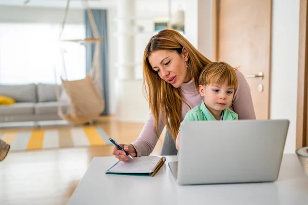 Busy Working Mother Doesn Have Time Her Child — Stock Photo, Image