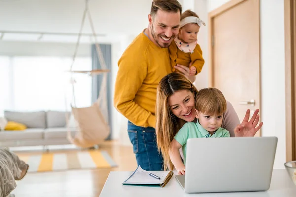 Família Feliz Conversando Com Computador Juntos Casa — Fotografia de Stock