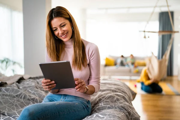 Attraktive Junge Frau Nutzt Digitales Tablet Und Lächelt Hause — Stockfoto