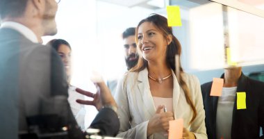 Ofiste iş proje üzerinde yaratıcı profesyonel iş adamları