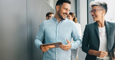 İşbirliği ve proje planları tartışırken profesyonel iş arkadaşları