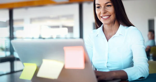 Giovane Bella Dipendente Che Lavora Computer Durante Giornata Lavoro Ufficio — Foto Stock