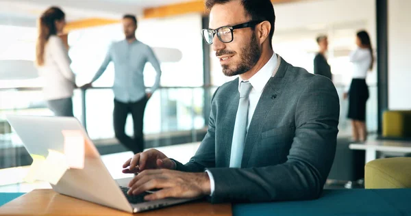 Giovane Bel Dipendente Che Lavora Computer Durante Giornata Lavoro Ufficio — Foto Stock