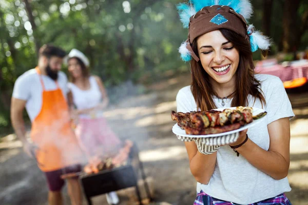 Groep Jonge Vrienden Die Barbecuefeest Houden Buiten — Stockfoto