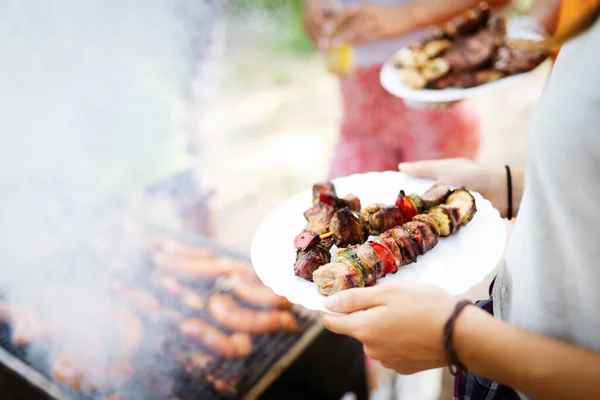 Group Young Friends Having Barbecue Party Outdoors — Stock Photo, Image