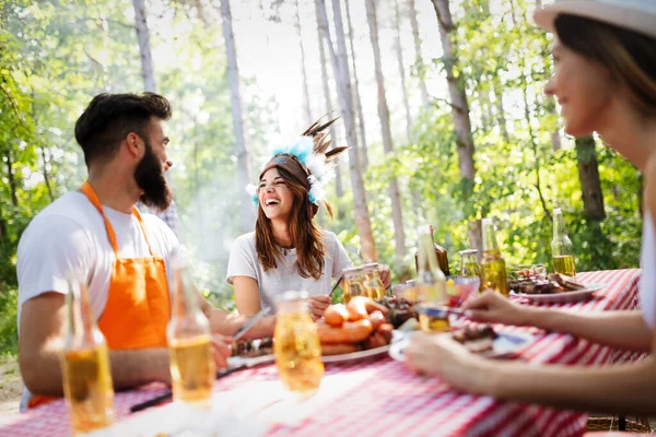 Groep Van Vrienden Die Buiten Barbecuefeest Plezier Samen Hebben — Stockfoto