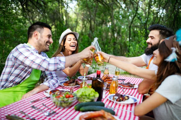 Amigos Haciendo Una Fiesta Barbacoa Naturaleza Mientras Divierten —  Fotos de Stock