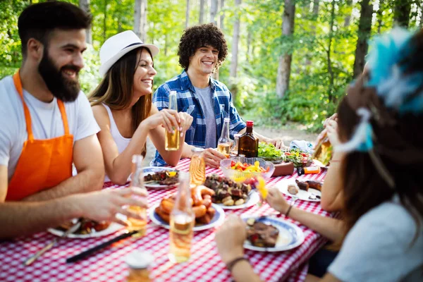 Kleine Groep Vrienden Die Alcohol Drinken Eten Een Barbecue — Stockfoto