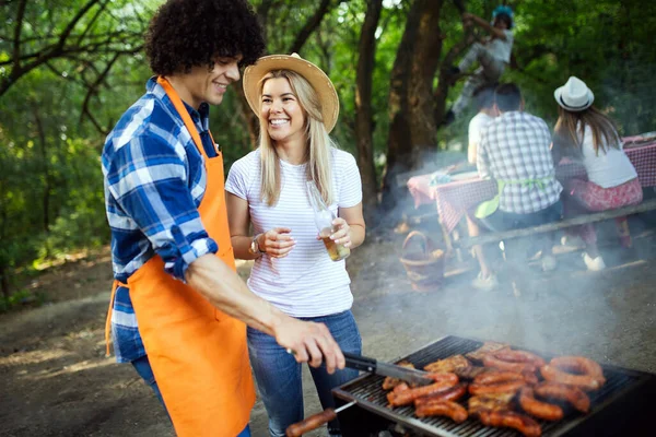 Vrienden Hebben Plezier Natuur Doen Barbecue — Stockfoto