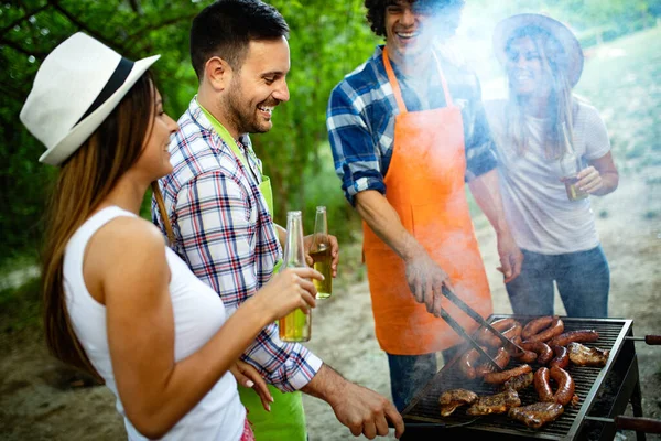 Amigos Haciendo Una Fiesta Barbacoa Naturaleza Mientras Divierten —  Fotos de Stock