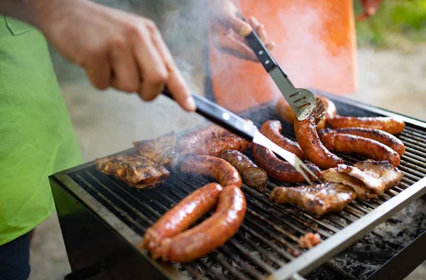 Leckeres Fleisch Und Würstchen Auf Dem Grill — Stockfoto