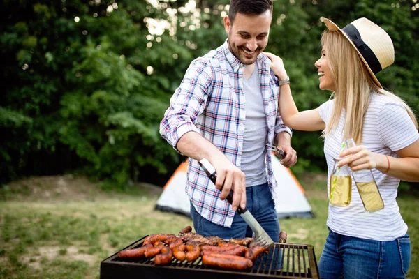 Unga Par Förbereder Korv Grill Utomhus — Stockfoto