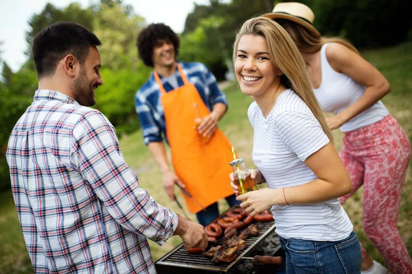 Amigos Fazendo Uma Festa Churrasco Natureza Enquanto Diverte — Fotografia de Stock