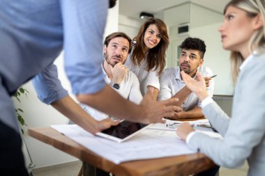 İş ortakları toplantıda belgeleri ve fikirleri tartışıyor. Takım çalışması, işbirliği konsepti.