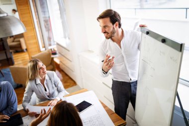 İş stratejisi ve ofiste beyin fırtınası konulu danışmanlık seminerinde sunum
