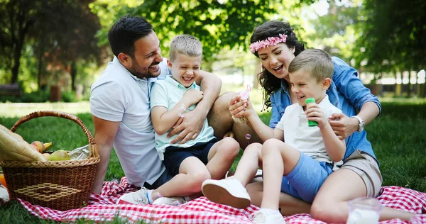 Família Feliz Desfrutando Piquenique Com Crianças Natureza — Fotografia de Stock