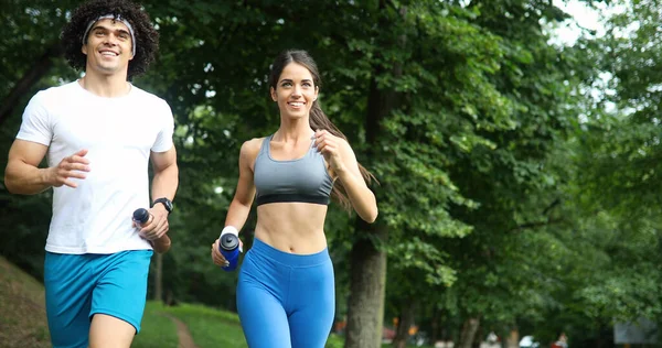 Pareja Amigos Trotando Corriendo Aire Libre Naturaleza —  Fotos de Stock