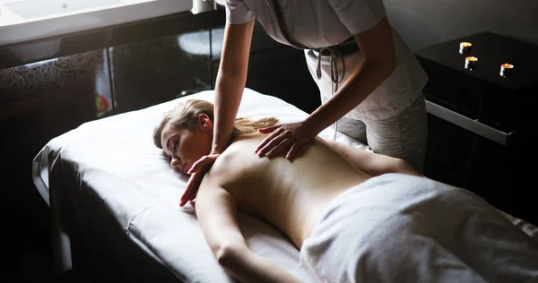 Jonge Vrouw Liggend Massage Tafel Genieten Van Massage — Stockfoto