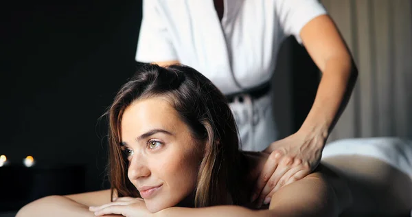 Masseur Doet Massage Vrouwelijk Lichaam Spa Salon Beauty Spa Behandeling — Stockfoto