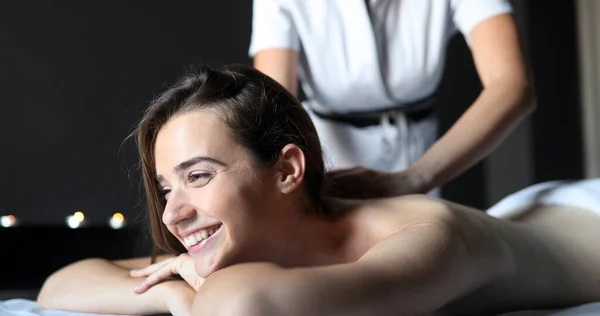 Junge Schöne Frau Genießt Massage Wellness Salon — Stockfoto