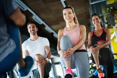 Spor salonunda çalışan bir grup sporcu.