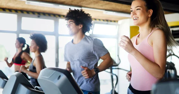 Belo Grupo Jovens Amigos Exercitando Uma Esteira Academia Moderna — Fotografia de Stock